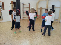 Die Kinder führen die Partnerübung aus.